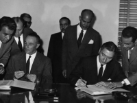 aprile-1959-mattei-al-cairo-firma-contratto-cope-egitto