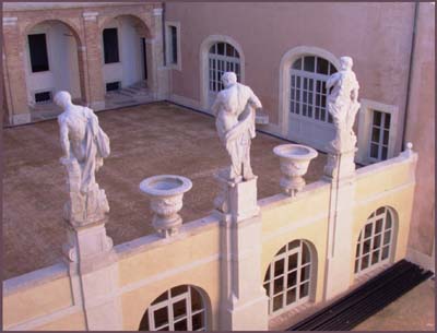 Palazzo Buonaccorsi statue