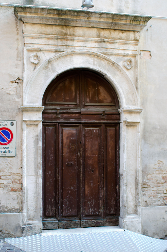 Via del Convitto, portale della chiesa di San Barnaba