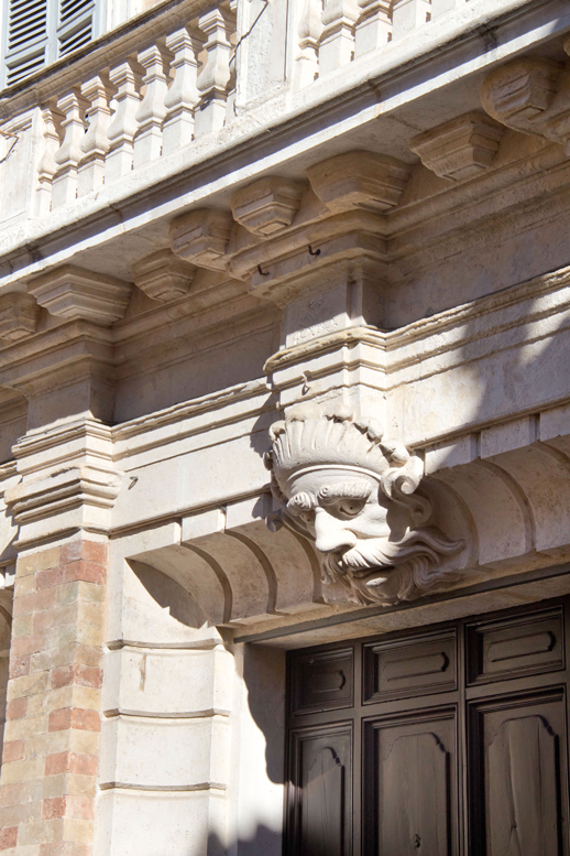 Via Garibaldi, particolare Palazzo Torri