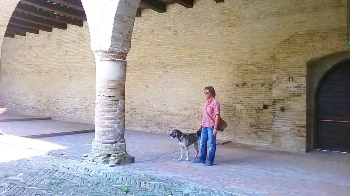 al-castello-con-il-cane