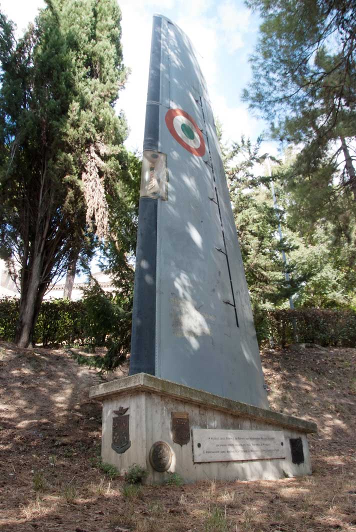 Piazza Marconi, il monumento