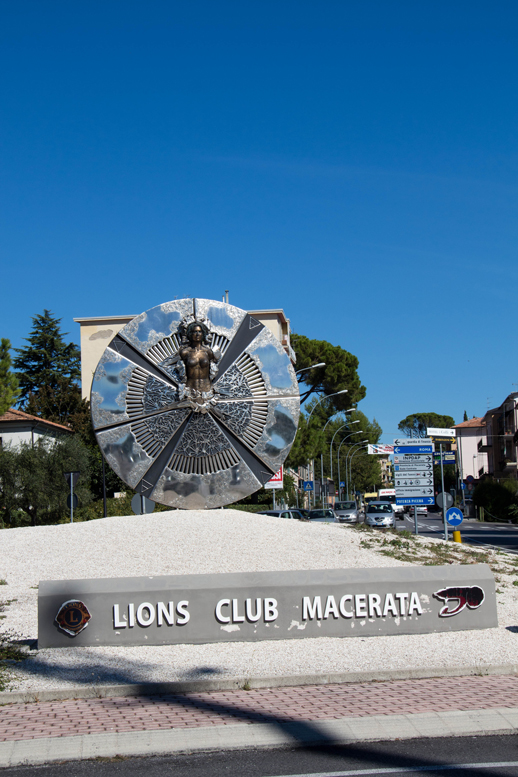 via Roma, la scultura donata dai Lions