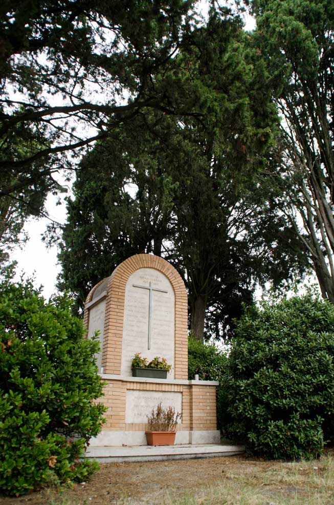 Via Santa Maria del Monte, il monumento ai Caduti